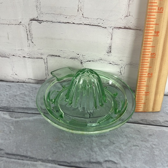 Vintage green Vaseline glass juicer - Picture 5 of 5